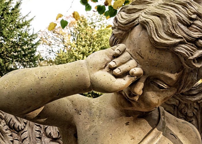 What causes itchy eyes?